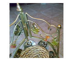 Kovácsoltvas kétszintes virágtartó sajtolt fém, és fonott elemekkel