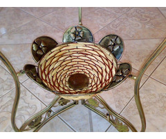 Kovácsoltvas kétszintes virágtartó sajtolt fém, és fonott elemekkel