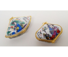 Porcelán szelence pár, gésákkal gyűrűknek, medálnak, láncnak