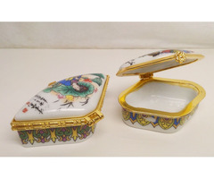 Porcelán szelence pár, gésákkal gyűrűknek, medálnak, láncnak