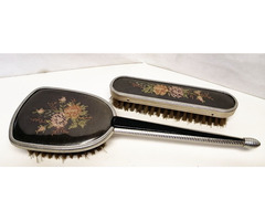 Haj és ruhakefe páros,  Ezüstözött keretben Viktoriánus stílus, gobelin hímzéssel.