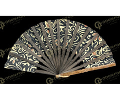 Ornamentális dekorációs legyező fekete fa pálcákkal