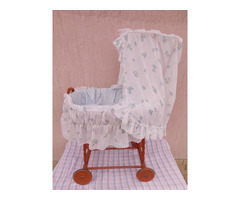 Retro ringató babakocsi favázas, fonott kosárral ágyneművel, napvédővel