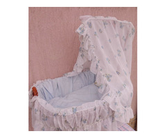 Retro ringató babakocsi favázas, fonott kosárral ágyneművel, napvédővel