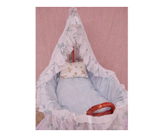 Retro ringató babakocsi favázas, fonott kosárral ágyneművel, napvédővel