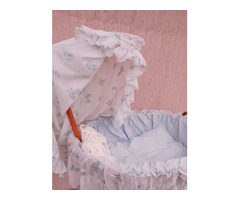 Retro ringató babakocsi favázas, fonott kosárral ágyneművel, napvédővel