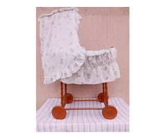 Retro ringató babakocsi favázas, fonott kosárral ágyneművel, napvédővel