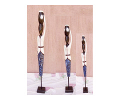 Vízhordó lányok. Bennszülött, törzsi szobor sorozat Indonéziából. Eredeti kézműves munka