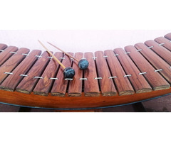 Gamelán különleges csónak testű ütős hangszer. Thaiföldi egyedi ritkaság