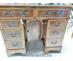 Különleges nyolcfiókos bordó bőrbetétes női íróasztal