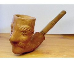 Cseréppipa nagy bajuszos figurával, natúr fa szárral, gyűjteménybe