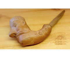 Cseréppipa nagy bajuszos figurával, natúr fa szárral, gyűjteménybe