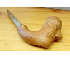 Cseréppipa nagy bajuszos figurával, natúr fa szárral, gyűjteménybe