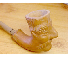 Cseréppipa nagy bajuszos figurával, natúr fa szárral, gyűjteménybe