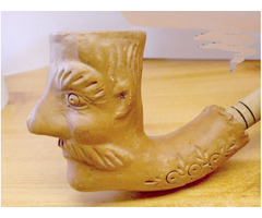 Cseréppipa nagy bajuszos figurával, natúr fa szárral, gyűjteménybe