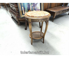 Ovális márványlapos kis asztal