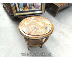 Ovális márványlapos kis asztal