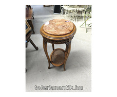 Ovális márványlapos kis asztal