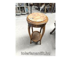 Ovális márványlapos kis asztal