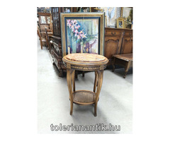 Ovális márványlapos kis asztal