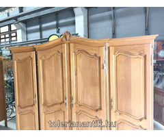 Neobarokk négyajtós polcos akasztós szekrény