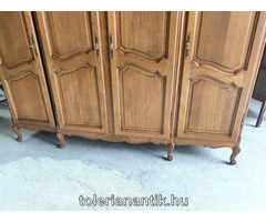 Neobarokk négyajtós polcos akasztós szekrény