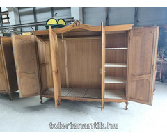 Neobarokk négyajtós polcos akasztós szekrény