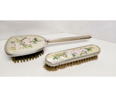 Rózsás díszítésű haj és ruhakefe páros,  Ezüstözött keretben Viktoriánus stílus