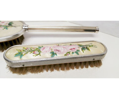 Rózsás díszítésű haj és ruhakefe páros,  Ezüstözött keretben Viktoriánus stílus