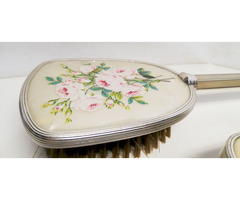 Rózsás díszítésű haj és ruhakefe páros,  Ezüstözött keretben Viktoriánus stílus