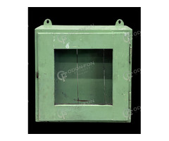 Négyzet alakú fali zöld szekrény