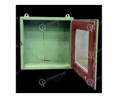 Négyzet alakú fali zöld szekrény