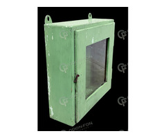 Négyzet alakú fali zöld szekrény