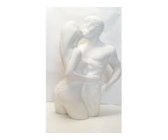 Szerelmi izzás. Világhy Árpád szobrász-keramikus alkotása rusztikus máz nélküli porcelán szobor