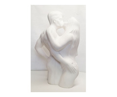 Szerelmi izzás. Világhy Árpád szobrász-keramikus alkotása rusztikus máz nélküli porcelán szobor