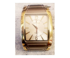 Klasszikus férfi-női karóra, aranyozott sávos csattal. Goldlis Quartz