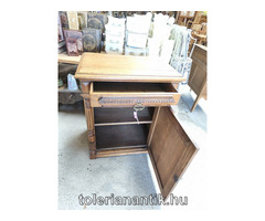 Egyajtós ónémet kis szekrény