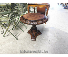 Dúsan faragott kerek kis asztal