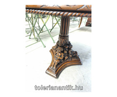 Dúsan faragott kerek kis asztal