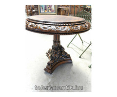 Dúsan faragott kerek kis asztal