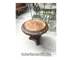 Dúsan faragott kerek kis asztal