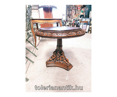 Dúsan faragott kerek kis asztal