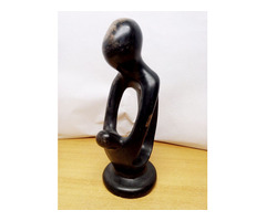 Modern fekete gránit szobor: Gyermekét dajkáló anya, egyedi szobrász műtárgy