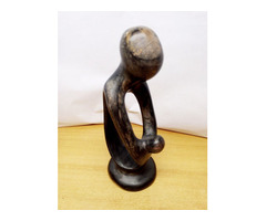 Modern fekete gránit szobor: Gyermekét dajkáló anya, egyedi szobrász műtárgy