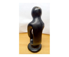 Modern fekete gránit szobor: Gyermekét dajkáló anya, egyedi szobrász műtárgy