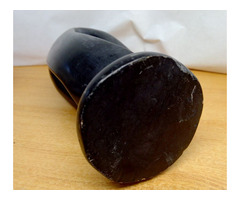 Modern fekete gránit szobor: Gyermekét dajkáló anya, egyedi szobrász műtárgy