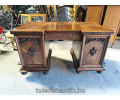 Térbe rakható íróasztal