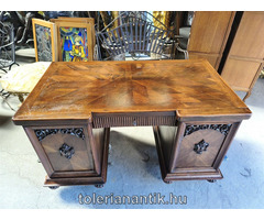 Térbe rakható íróasztal