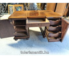 Térbe rakható íróasztal