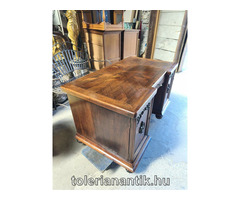 Térbe rakható íróasztal